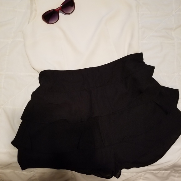 Last 1  Black multi layered dress shorts - Picture 4 of 5